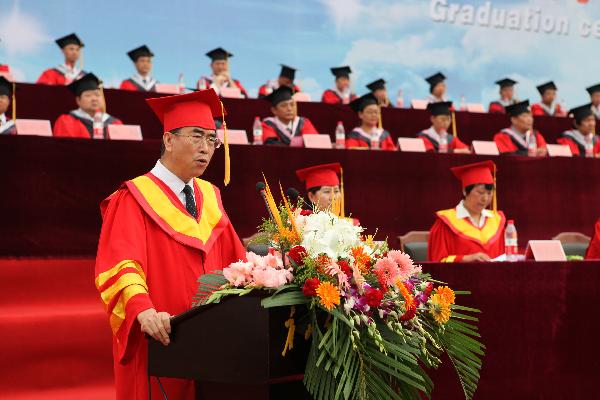 网赌官网隆重举行2013届学生毕业典礼暨学位授予仪式